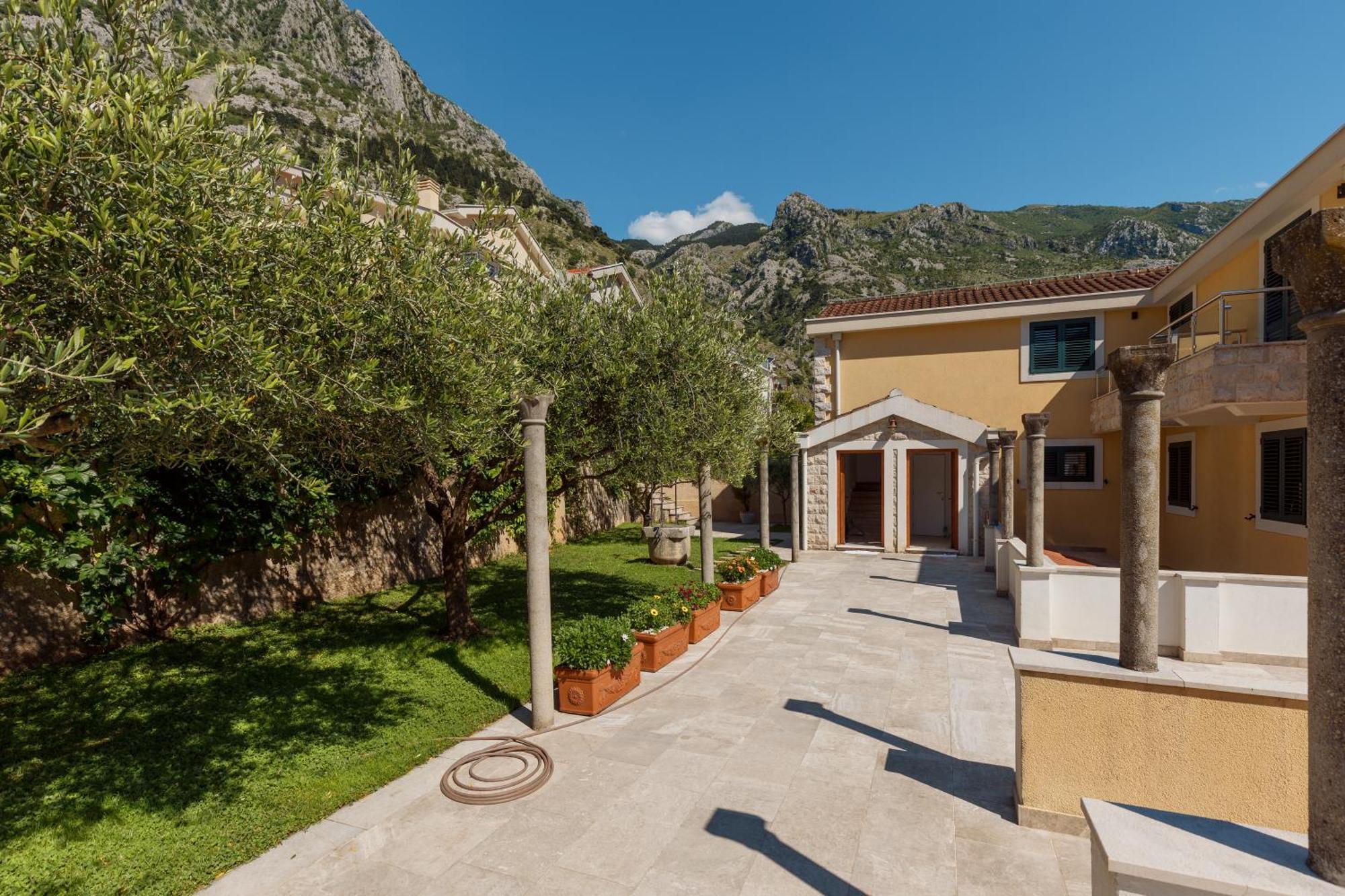Apartments Los Olivos Kotor Exterior photo